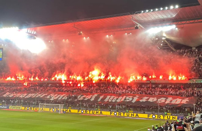 Kibice Legii Warszawa podpalili własny stadion!